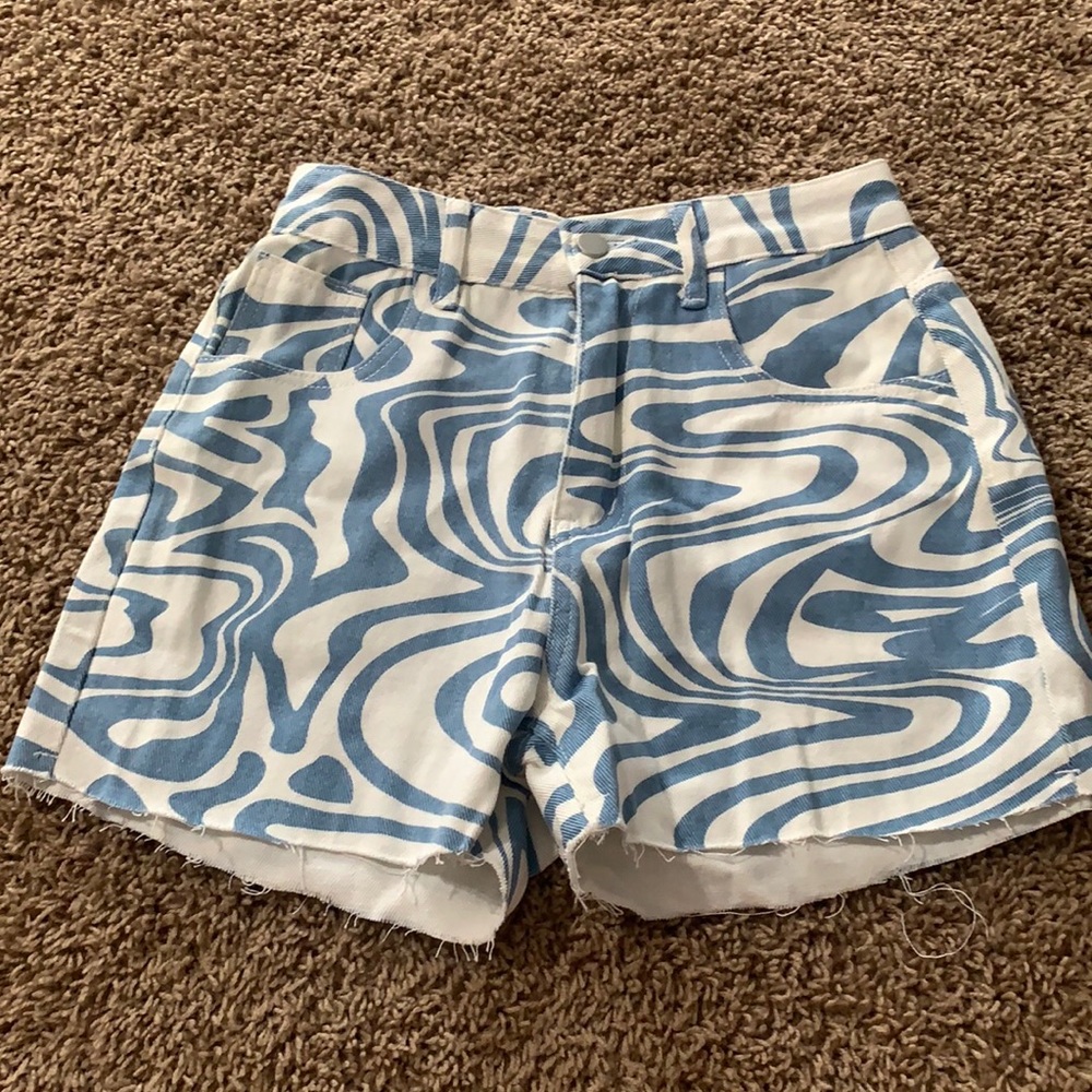 Blue and white design high waisted denim shorts